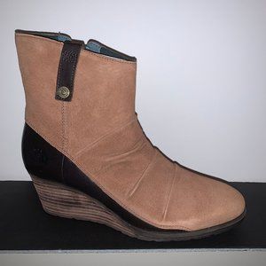 NEW IN BOX.  NORTH FACE  WEDGE ANKLE BOOTS TAN SUEDE AND LEATHER - SIZE W…